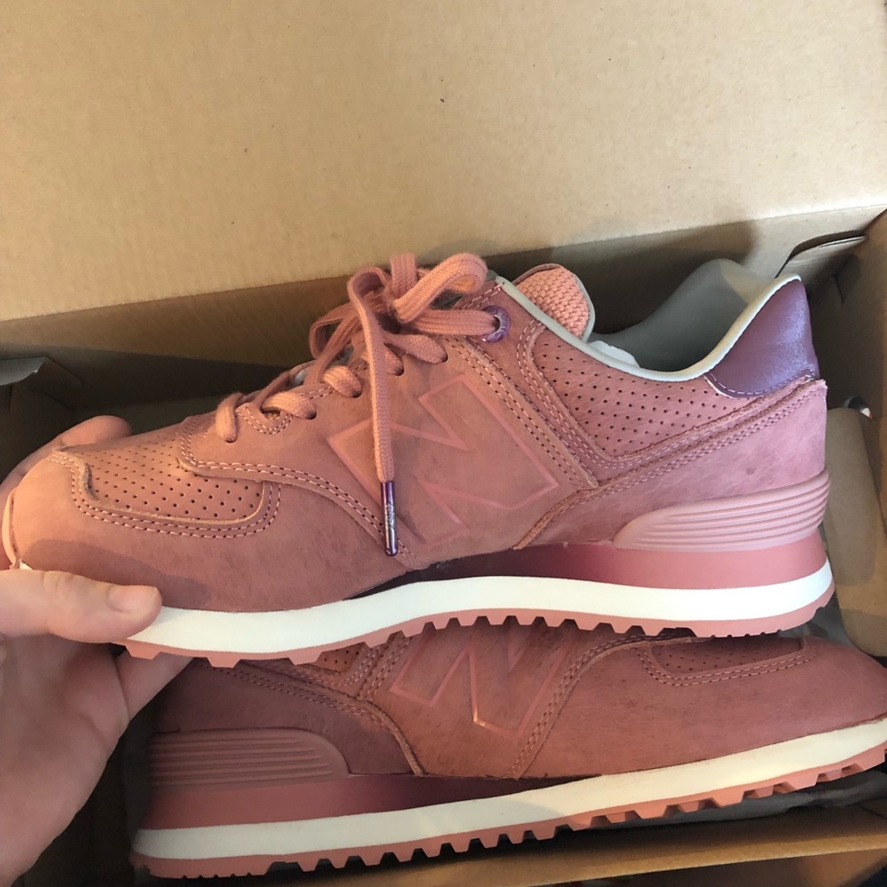 Brand new dusted peach new balance size 8